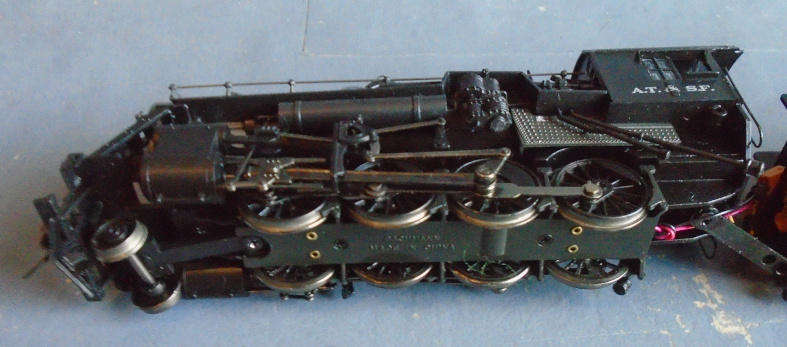 BACHMANN SPECTRUM HO SCALE - SANTA FE 2-8-0 STEAM LOCO & TENDER W/DCC FITTED, BOXED