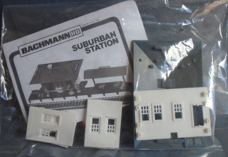 BACHMANN HOSCALE - SUBURBAN STATION KIT, NEW