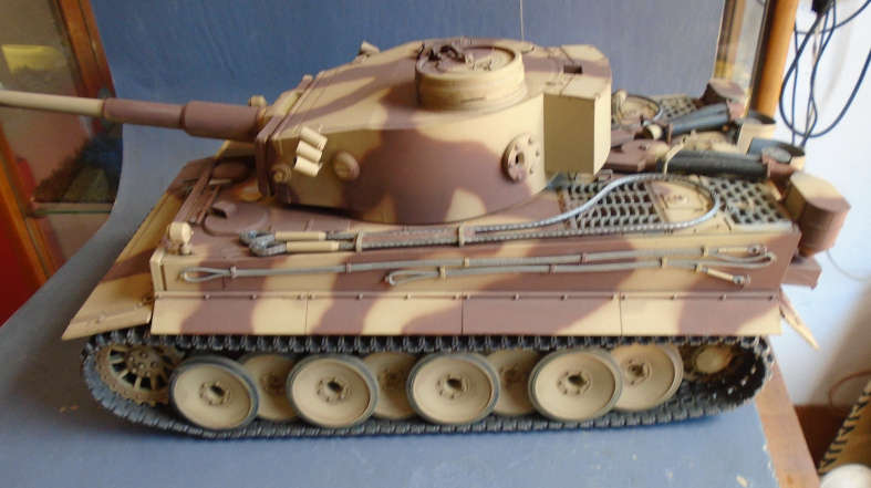 TAMIYA 1/16 SCALE - RC TIGER 1 TANK, WITH RADIO CONTROL & CHARGER & SPARES BATTERY,SEE ALL FOTOS