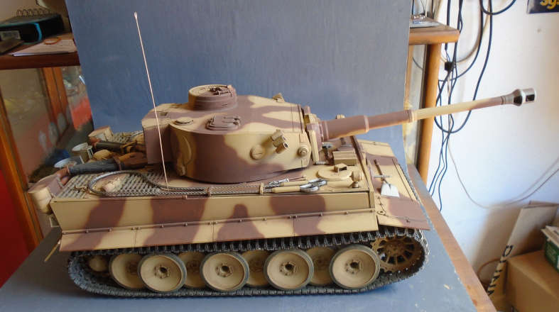 TAMIYA 1/16 SCALE - RC TIGER 1 TANK, WITH RADIO CONTROL & CHARGER & SPARES BATTERY,SEE ALL FOTOS