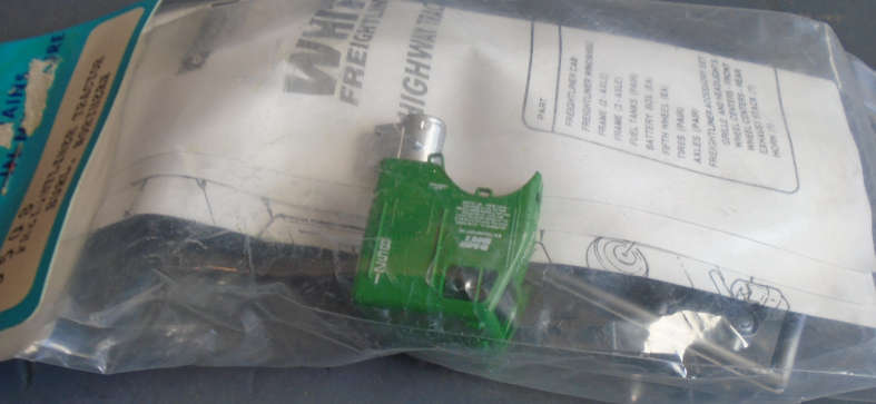 ATHEARN HO SCALE - WHITE F/LINER TRACTOR, LEE WAY - IN PKT (SEE SAMPLE FOTO OF TRUCK)