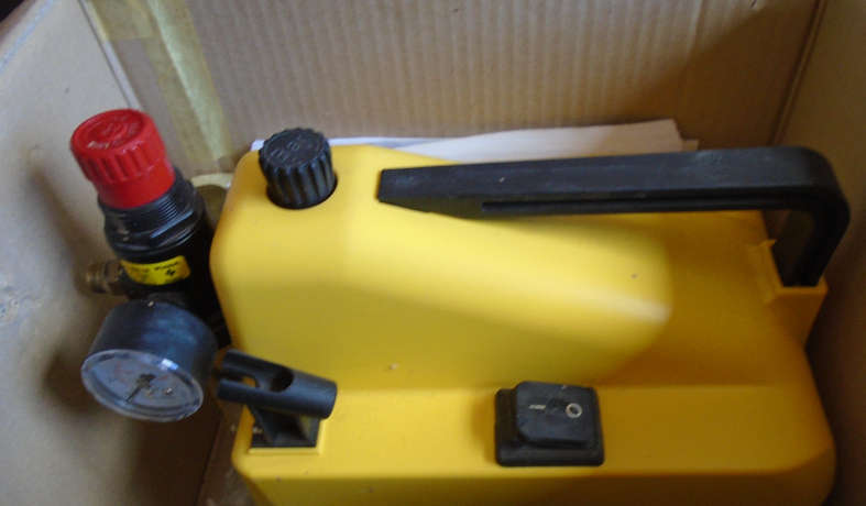 X1, MADE IN ITALY, AIR BRUSH COMPRESSOR WITH REGULATOR AND PIPES - BOXED