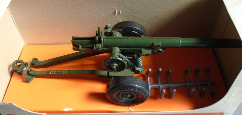 CRESCENT TOY - 5.5 " MEDIUM GUN, HOWITZER 1939/1945 WITH SHELLS, BOXED