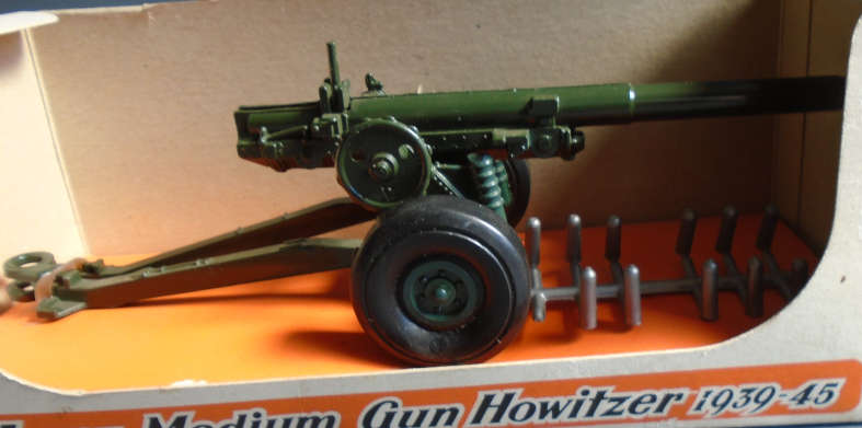 CRESCENT TOY - 5.5 " MEDIUM GUN, HOWITZER 1939/1945 WITH SHELLS, BOXED