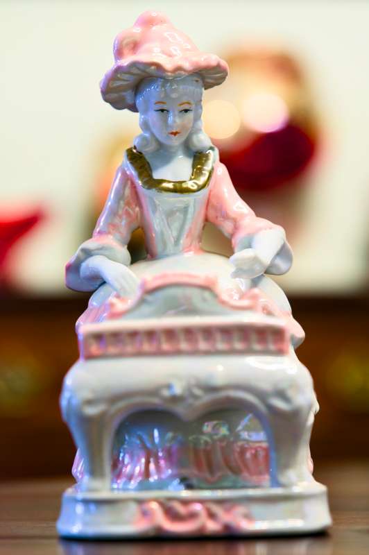 Porcelain Figurine  Lady at the Harpsichord (21x10cm)