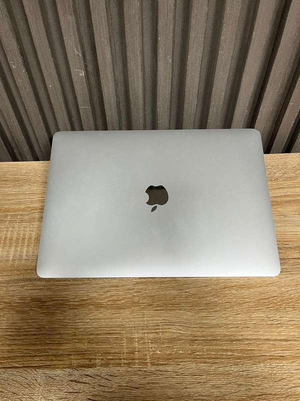 MacBook Air M1 (13 inch)