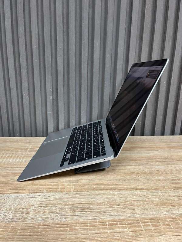 MacBook Air M1 (13 inch)