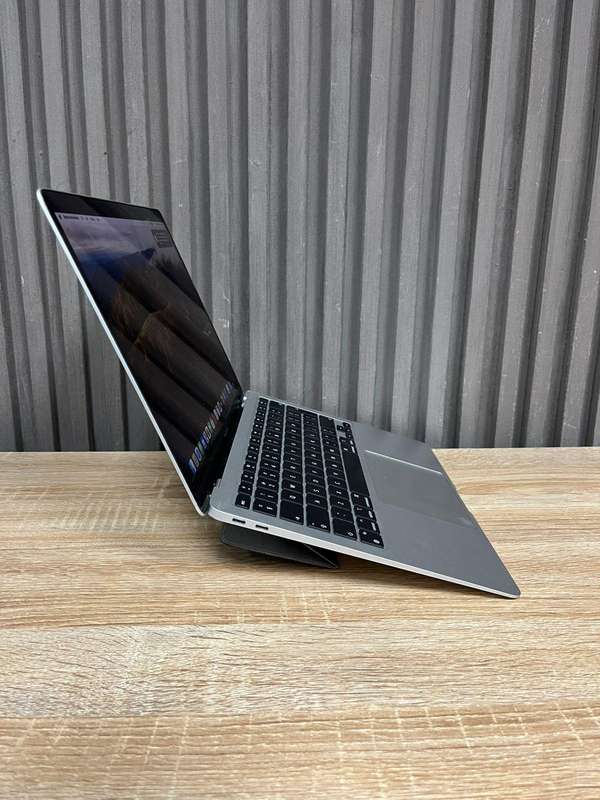 MacBook Air M1 (13 inch)