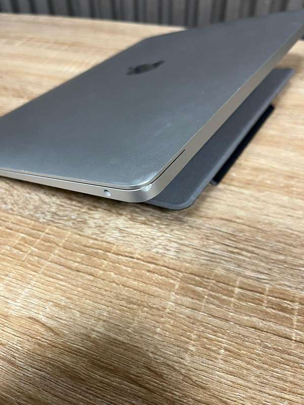 MacBook Air M1 (13 inch)