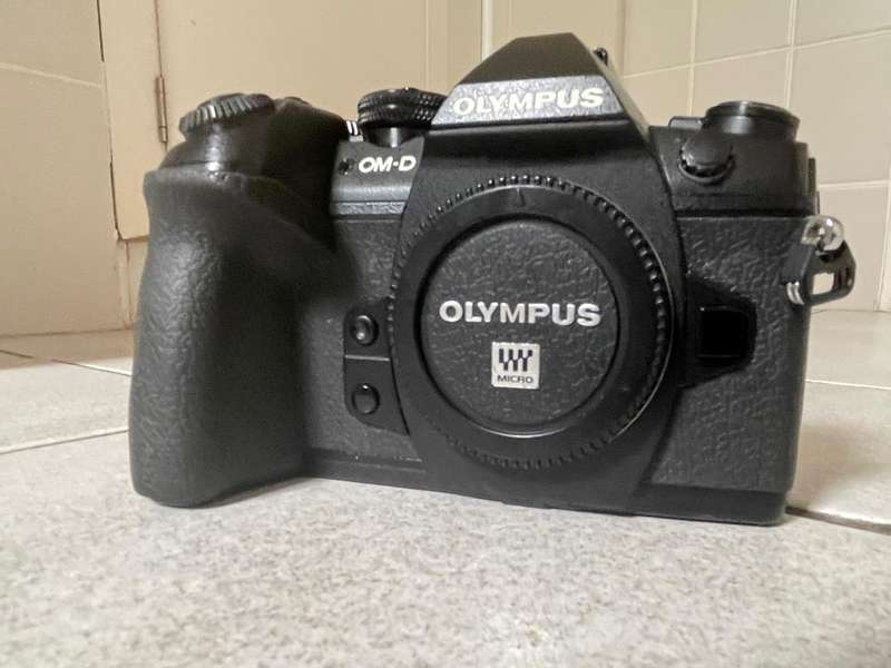 OLYMPUS OM-D E-M1 MARK II MIRRORLESS MICRO FOUR THIRDS DIGITAL CAMERA BODY + Really Right Stuff L-Pl