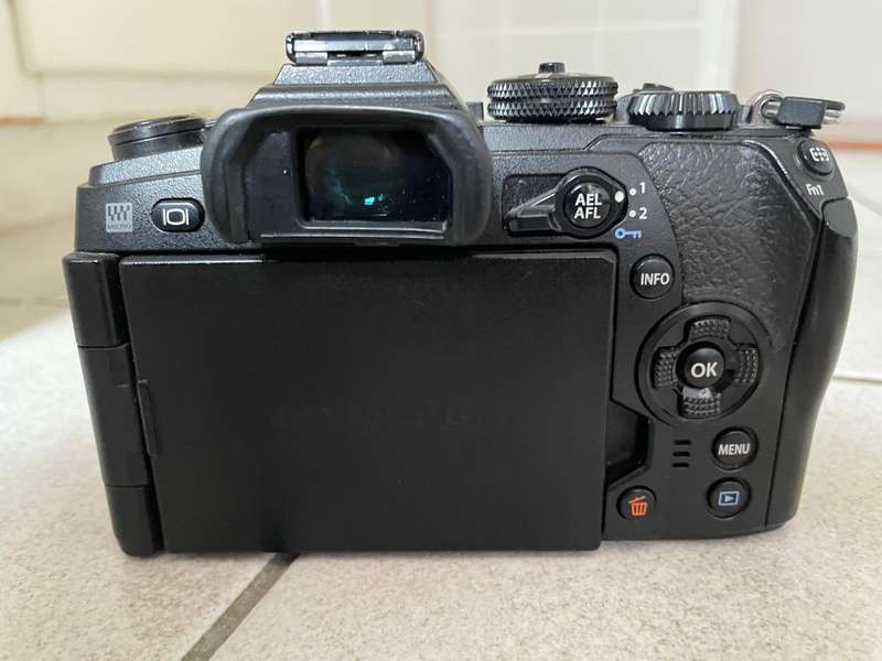OLYMPUS OM-D E-M1 MARK II MIRRORLESS MICRO FOUR THIRDS DIGITAL CAMERA BODY + Really Right Stuff L-Pl