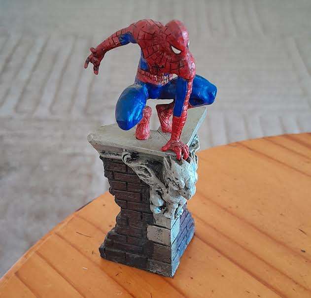 The Classic Marvel Figurine Collection #Spider-man on ledge