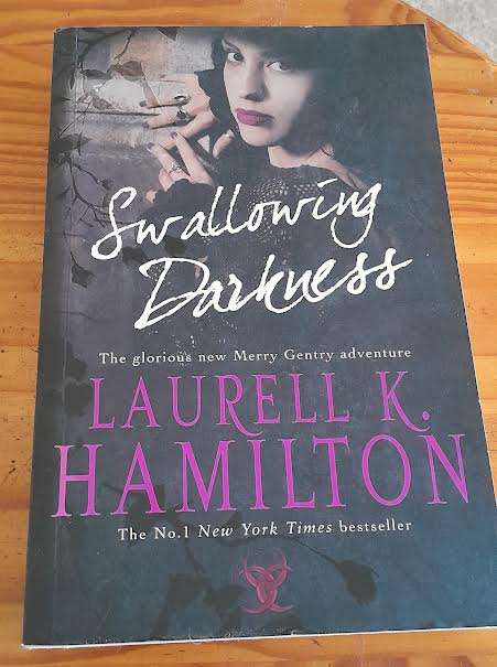 Swallowing Darkness-Laurell K Hamilton