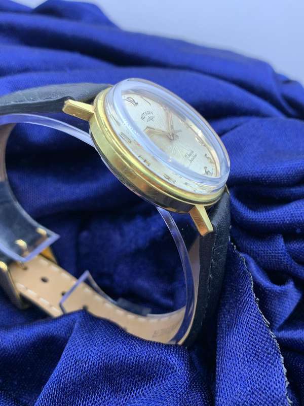 Vintage ROTARY 17 Jewels Incabloc Swiss Made Wrist Watch. Working, tiny crack on glass.