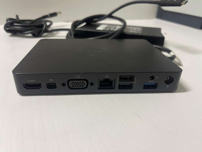 DELL WD15 DOCKING STATION w/ 130w Original Dell Power Adaptor