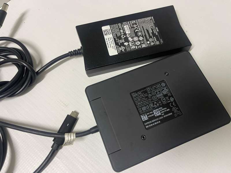 DELL WD15 DOCKING STATION w/ 130w Original Dell Power Adaptor