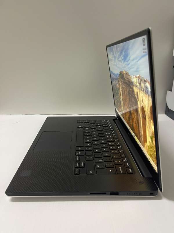Dell Precision 5530 i7 -8850H - NVIDIA QUADRO P2000 4GB GDDR5 GRAPHICS - 16 GB RAM - 512GB SSD