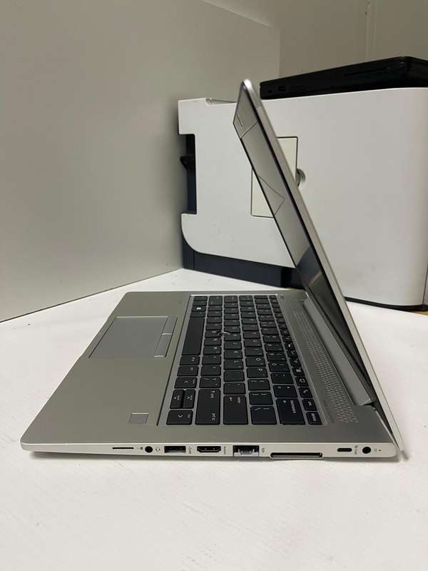 HP EliteBook 735 G5  Ryzen 7 PRO 2700U / 13.3 FHD / AMD Radeon Vega Graphics / 8GB RAM / 256GB SSD