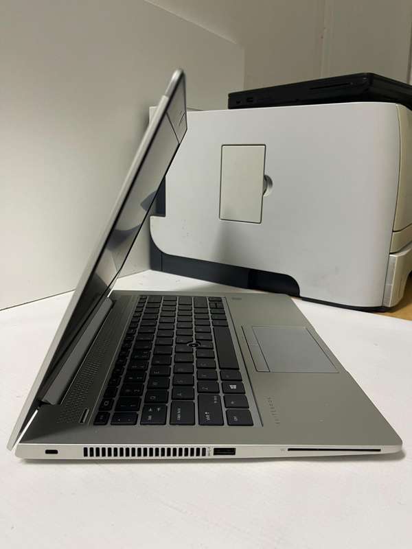 HP EliteBook 735 G5  Ryzen 7 PRO 2700U / 13.3 FHD / AMD Radeon Vega Graphics / 8GB RAM / 256GB SSD