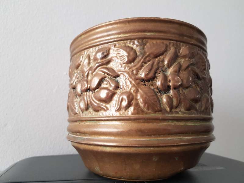 ANTIQUE ENGLISH BRASS ROSE EMBOSSED PLANT HOLDER MADE IN ENGLAND - FROM THE 1900's.