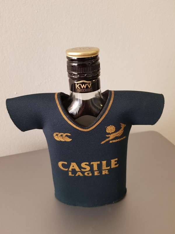 RARE & COLLECTABLE SPRINGBOK "JERSEY" TYPE COVER TO FIT ANY FLAT 200ml BOTTLE.