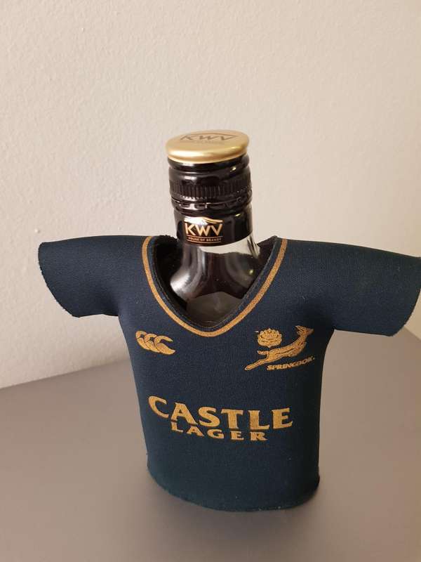 RARE & COLLECTABLE SPRINGBOK "JERSEY" TYPE COVER TO FIT ANY FLAT 200ml BOTTLE.