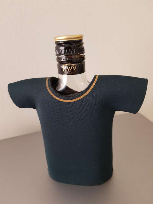 RARE & COLLECTABLE SPRINGBOK "JERSEY" TYPE COVER TO FIT ANY FLAT 200ml BOTTLE.