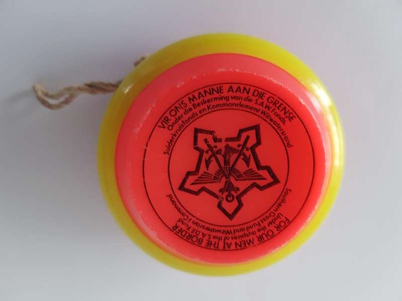 GENUINE ORIGINAL SOUTH AFRICAN YO-YO ISSUED IN 1981 IN SUPPORT OF THE MILITARY S.A.D.F .