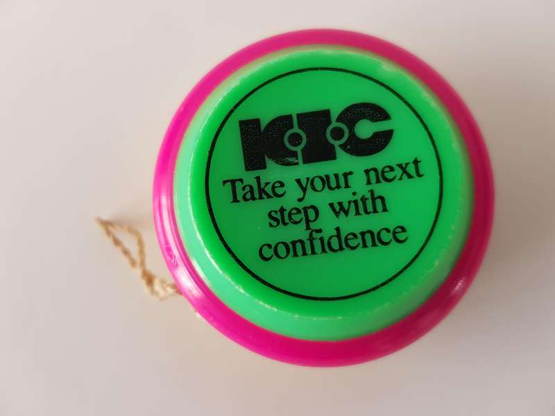GENUINE ORIGINAL SOUTH AFRICAN YO-YO ISSUED IN 1981 IN SUPPORT OF THE MILITARY S.A.D.F .