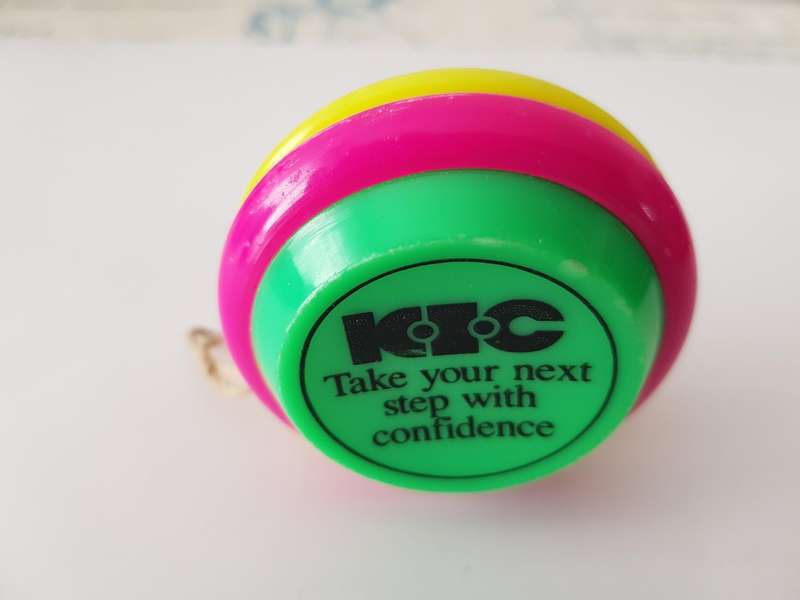 GENUINE ORIGINAL SOUTH AFRICAN YO-YO ISSUED IN 1981 IN SUPPORT OF THE MILITARY S.A.D.F .