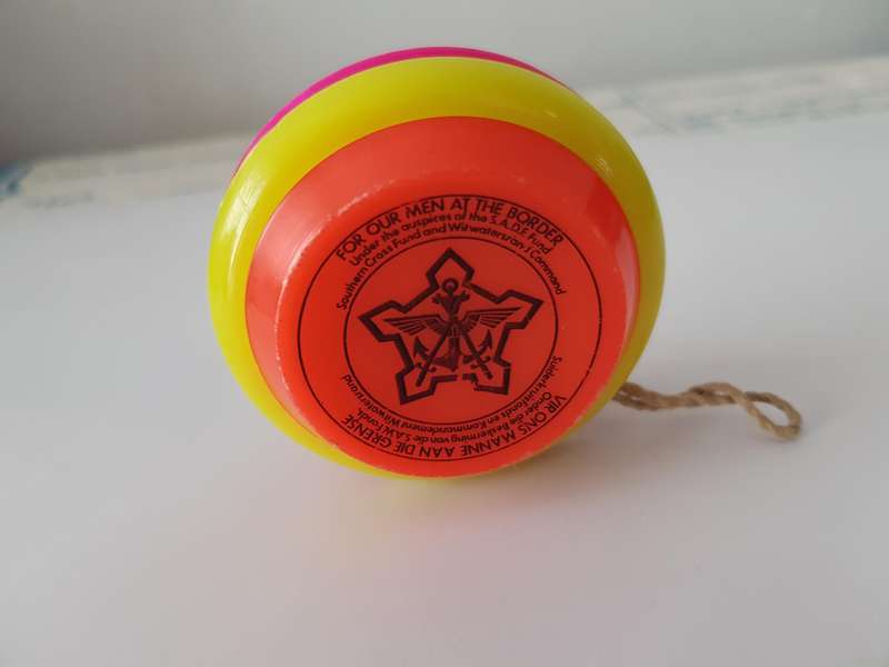 GENUINE ORIGINAL SOUTH AFRICAN YO-YO ISSUED IN 1981 IN SUPPORT OF THE MILITARY S.A.D.F .