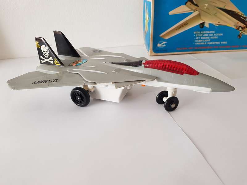 COLLECTABLE VINTAGE FIGHTER JET F-14A "TOMCAT" MODEL PLANE BY CRUMMAN.