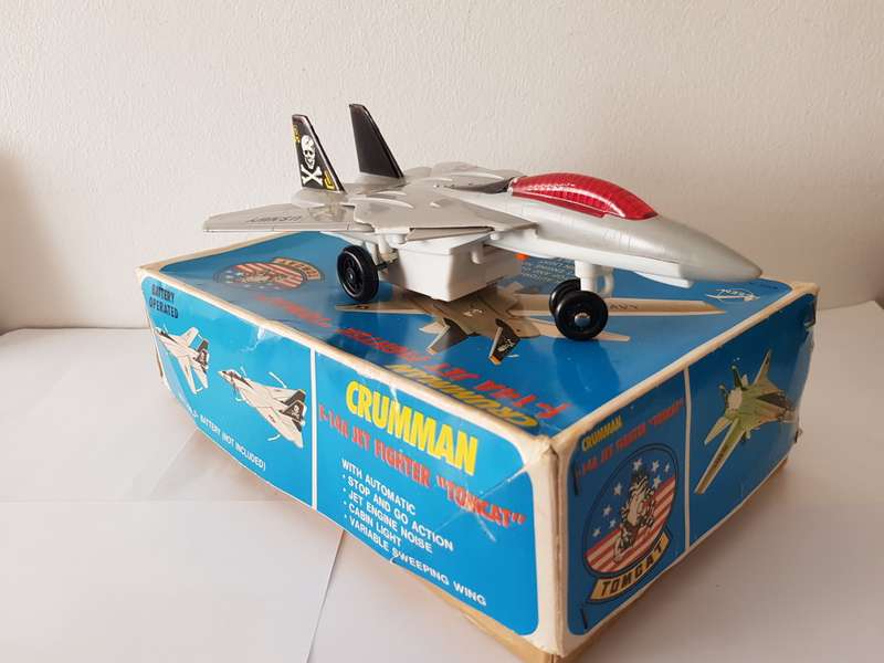 COLLECTABLE VINTAGE FIGHTER JET F-14A "TOMCAT" MODEL PLANE BY CRUMMAN.