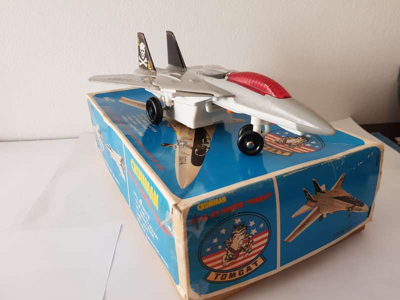 COLLECTABLE VINTAGE FIGHTER JET F-14A "TOMCAT" MODEL PLANE BY CRUMMAN.