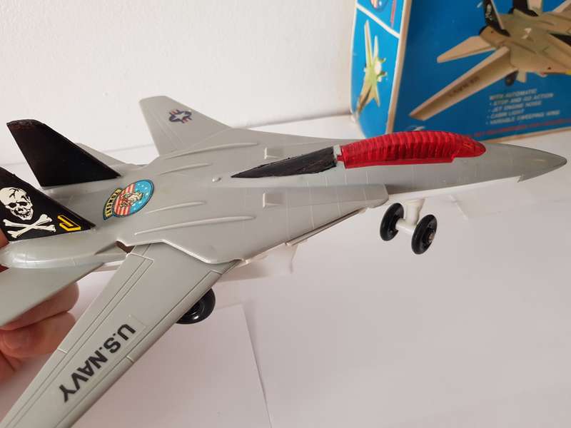 COLLECTABLE VINTAGE FIGHTER JET F-14A "TOMCAT" MODEL PLANE BY CRUMMAN.