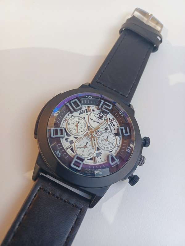Mens Stylish Analog Wristwatch with Decorative Sub-Dials