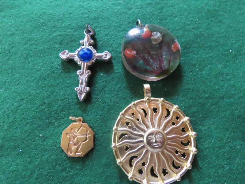 Costume Jewellery - 4 Pendants # 4