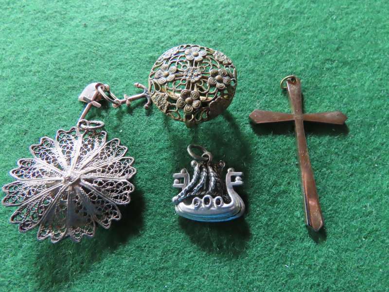 Costume Jewellery - 5 Pendants #4
