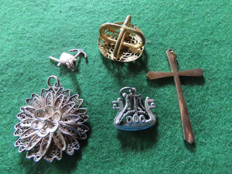 Costume Jewellery - 5 Pendants #4