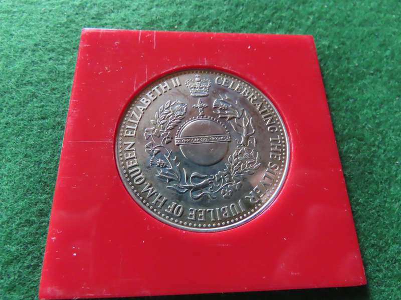 Great Britain - Queen Elizabeth II Silver Jubilee Coin 1952-1977 encased in plastic holder