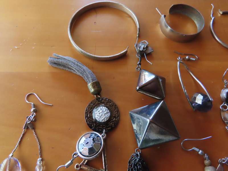 Jewellery - D.I.Y. - Collection of Single Earrings - Job Lot