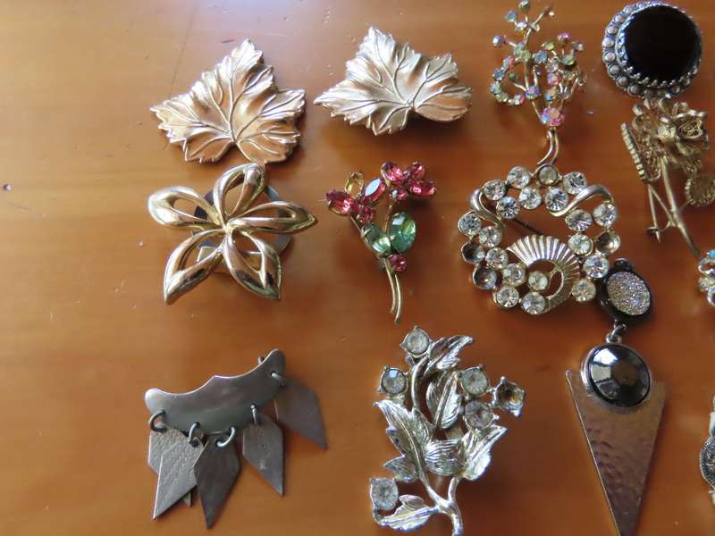 Jewellery - D.I.Y. - Collection of Single Brooches Needing repair - Job Lot