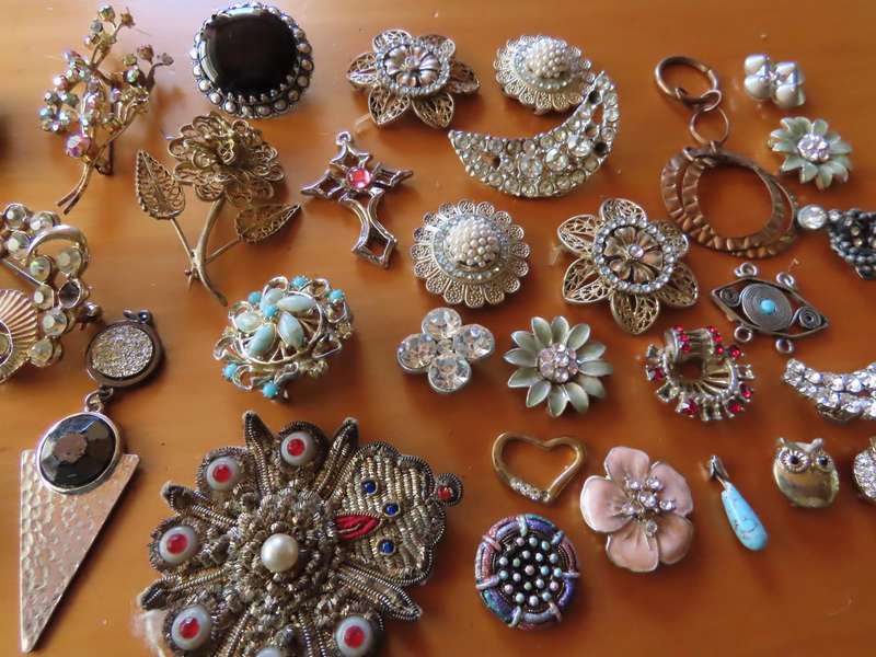 Jewellery - D.I.Y. - Collection of Single Brooches Needing repair - Job Lot