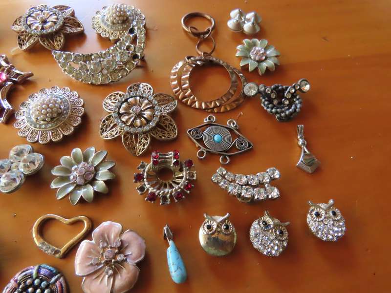 Jewellery - D.I.Y. - Collection of Single Brooches Needing repair - Job Lot