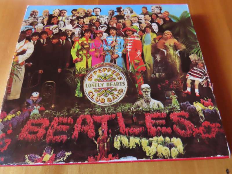 CD - The Beatles - Sgt Pepper's Lonely Hearts Club Band - With Booklet and Cover