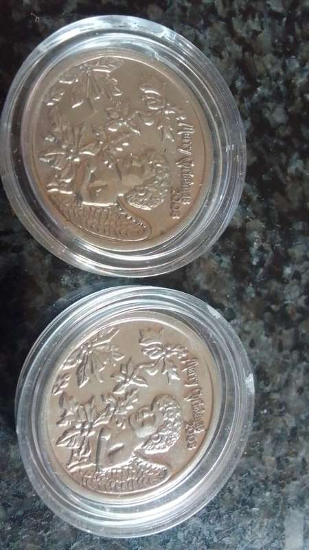 2x 2008 Merry Christmas - Coin world token in plastic capsule