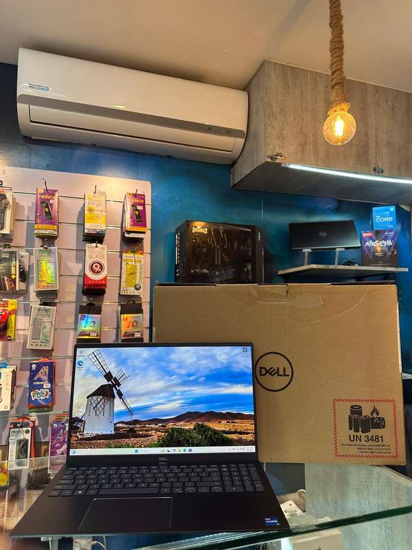 Dell Vostro 5502 Laptop | 11th Gen Intel i5 | 8GB RAM | FHD | Demo Unit - Like Brand NEW With Box