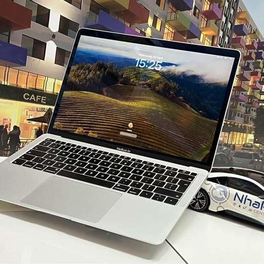 MacBook Air Retina 13 inch 2018 1.6GB intel Core i5 8GB RAM 256GB SSD