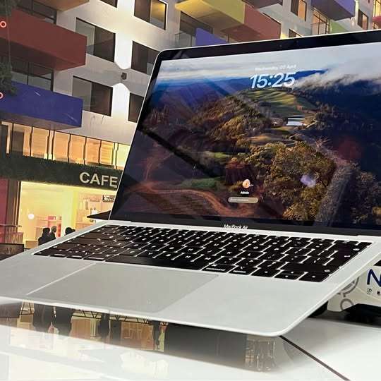 MacBook Air Retina 13 inch 2018 1.6GB intel Core i5 8GB RAM 256GB SSD