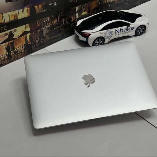 MacBook Air Retina 13 inch 2018 1.6GB intel Core i5 8GB RAM 256GB SSD